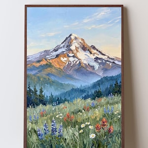 Pu&ograve; includere: Un dipinto a olio in una cornice di legno scuro raffigurante una vetta innevata che si erge sopra una fitta foresta. Il primo piano presenta un prato vivace pieno di erbe verdi, fiori di lupino blu, pennello indiano arancione e margherite bianche.