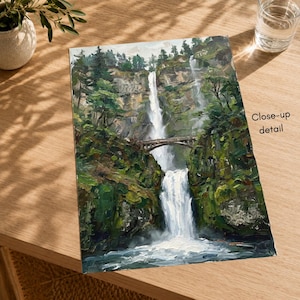Pu&ograve; includere: Un dipinto a olio su tela che raffigura una cascata a pi&ugrave; livelli che scende lungo una scogliera rocciosa coperta da una fitta foresta verde. Un ponte ad arco in pietra attraversa la sezione centrale. Il testo Close-up detail &egrave; a destra.