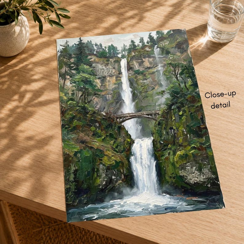 Pu&ograve; includere: Un dipinto a olio su tela che raffigura una cascata a pi&ugrave; livelli che scende lungo una scogliera rocciosa coperta da una fitta foresta verde. Un ponte ad arco in pietra attraversa la sezione centrale. Il testo Close-up detail &egrave; a destra.