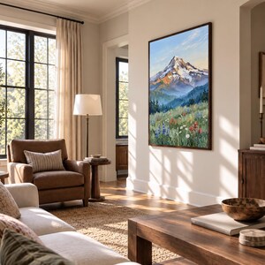 Pu&ograve; includere: Un dipinto a olio incorniciato di forma rettangolare verticale che raffigura una cima di montagna innevata che sovrasta una fitta foresta e un prato vivace pieno di fiori selvatici colorati sotto un cielo azzurro con nuvole.