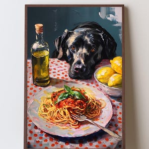 Op de afbeelding: Een ingelijst schilderij toont een zwarte hond die kijkt naar een bord spaghetti met tomatensaus en basilicum. Een fles olijfolie en een kom citroenen staan op een tafel met een rood-witte polkadot tafelkleed.