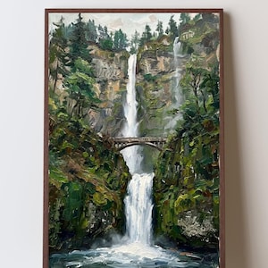 Pu&ograve; includere: Un dipinto a olio in una cornice di legno scuro raffigurante una cascata a due livelli che scende lungo una parete rocciosa. Un ponte in pietra attraversa lo spazio tra le scogliere sopra la cascata inferiore, circondato da fitti pini.