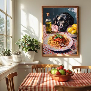Pode incluir: Uma obra de arte emoldurada retrata um c&atilde;o preto olhando para um prato de espaguete, uma garrafa de azeite e lim&otilde;es. Uma tigela de frutas repousa sobre uma toalha de mesa xadrez vermelha e branca. A cena &eacute; ambientada em uma sala de jantar com uma janela.