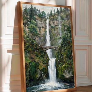 Pu&ograve; includere: Un dipinto a olio incorniciato raffigurante una cascata a pi&ugrave; livelli che scende lungo una parete rocciosa coperta da fitti pini verdi. Un ponte ad arco in pietra attraversa la sezione centrale della cascata, con acqua bianca che scorre in basso.
