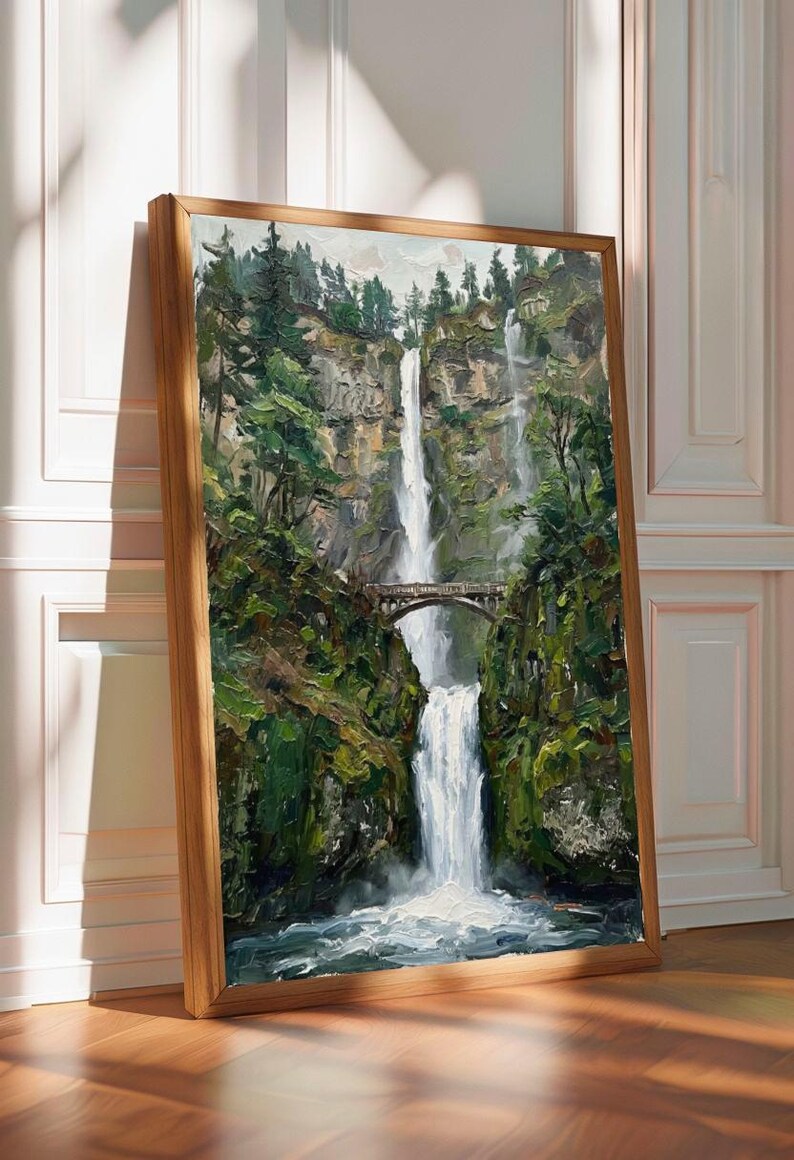 Pu&ograve; includere: Un dipinto a olio incorniciato raffigurante una cascata a pi&ugrave; livelli che scende lungo una parete rocciosa coperta da fitti pini verdi. Un ponte ad arco in pietra attraversa la sezione centrale della cascata, con acqua bianca che scorre in basso.