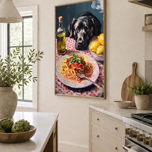 Pode incluir: Uma pintura emoldurada retrata um c&atilde;o preto olhando para um prato de espaguete com molho de tomate e manjeric&atilde;o. Uma garrafa de azeite e uma tigela de lim&otilde;es tamb&eacute;m est&atilde;o sobre a mesa. A pintura est&aacute; em uma cozinha.