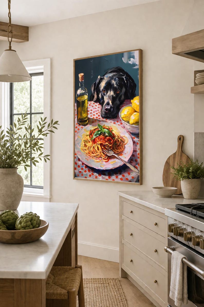 Pode incluir: Uma pintura emoldurada retrata um c&atilde;o preto olhando para um prato de espaguete com molho de tomate e manjeric&atilde;o. Uma garrafa de azeite e uma tigela de lim&otilde;es tamb&eacute;m est&atilde;o sobre a mesa. A pintura est&aacute; em uma cozinha.