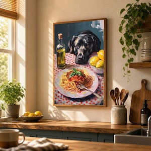 Pode incluir: Pintura emoldurada que retrata um c&atilde;o preto olhando para um prato de espaguete com molho de tomate e manjeric&atilde;o. Uma garrafa de azeite e uma tigela de lim&otilde;es tamb&eacute;m est&atilde;o sobre a mesa. A mesa &eacute; coberta por uma toalha de mesa de bolinhas vermelhas e brancas.