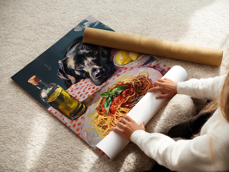 Pode incluir: Uma impress&atilde;o art&iacute;stica com um c&atilde;o preto, um prato de espaguete com molho de tomate e uma garrafa de azeite. A obra de arte est&aacute; sobre uma toalha de mesa de bolinhas vermelhas e brancas. Duas cartazes enrolados tamb&eacute;m est&atilde;o na imagem.