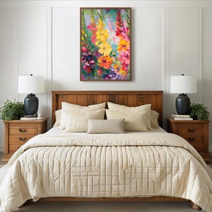 Pu&ograve; includere: Una camera da letto con un letto in legno, comodini e un vivace dipinto floreale. L'opera d'arte raffigura fiori gialli, arancioni, rossi e viola. Il letto &egrave; fatto con una trapunta e cuscini color crema. Due lampade con paralumi bianchi sono sui comodini.