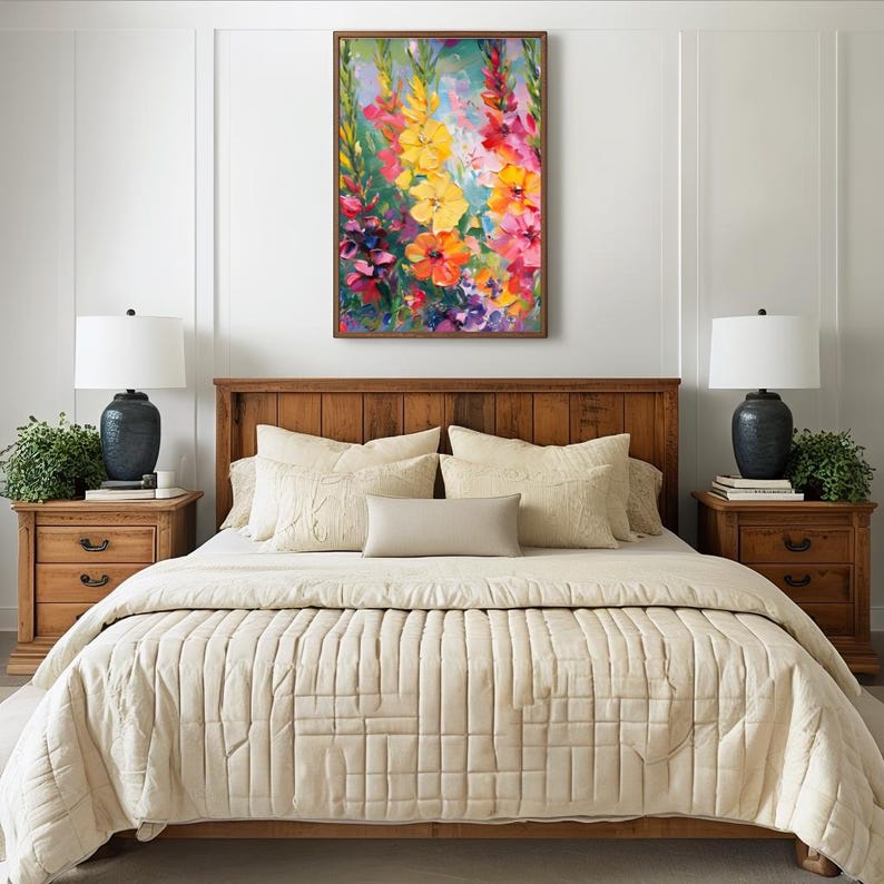 Pu&ograve; includere: Una camera da letto con un letto in legno, comodini e un vivace dipinto floreale. L'opera d'arte raffigura fiori gialli, arancioni, rossi e viola. Il letto &egrave; fatto con una trapunta e cuscini color crema. Due lampade con paralumi bianchi sono sui comodini.