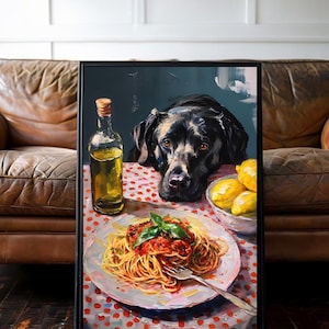 Pode incluir: Obra de arte emoldurada que retrata um c&atilde;o preto olhando para um prato de espaguete com molho de tomate e manjeric&atilde;o. Uma garrafa de azeite e uma tigela de lim&otilde;es tamb&eacute;m est&atilde;o sobre a mesa. A mesa &eacute; coberta com uma toalha de mesa de bolinhas vermelhas e brancas.