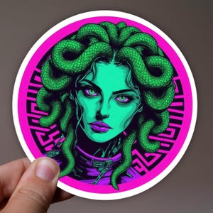 Adesivo Medusa Cool – La mitologia greca incontra il cyberpunk – Retro Pulp Art