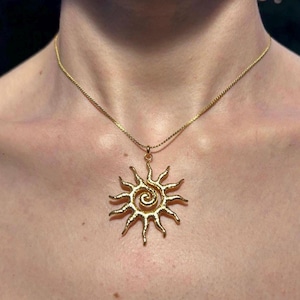Collar con colgante de sol dorado en espiral – Charm de sol estilo boho, pieza llamativa