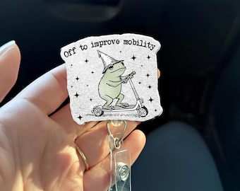 Carrete de insignias "A mejorar la movilidad" - Insignia de fisioterapia de rana - Portaidentificación para rehabilitación de fisioterapia y terapia ocupacional - Regalo divertido para terapeutas con scooter
