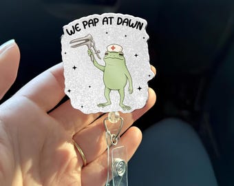 Porta badge "We Pap At Dawn", divertente porta badge per infermiera ostetrica e ginecologica, porta badge per Pap test, regalo per infermiera specializzata in salute femminile, clip per badge identificativo in acrilico