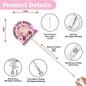 K&ouml;nnte beinhalten: Ein pinkfarbener, einziehbarer Ausweishalter mit dem Text "BEHAVIOR GOES WHERE REINFORCEMENT FLOWS" und einer Cartoon-Gans auf einem Roller. Der Ausweishalter ist 5 cm lang und breit, mit einem stabilen Ring und einem festen Nylongewinde.