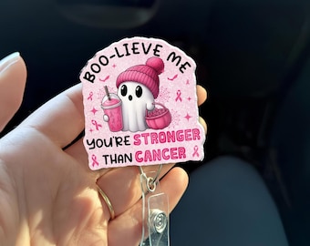 Boo-Lieve Me Stronger Than Cancer Badge Reel – Breast Cancer Awareness Ghost Halloween Intrekbare ID-houder, roze lint verpleegkundige badgeclip