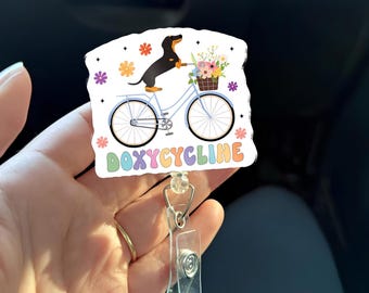 ドキシサイクリンバッジリール かわいいダックスフンドバイク、薬局看護師バッジリール、面白い薬IDホルダーギフト