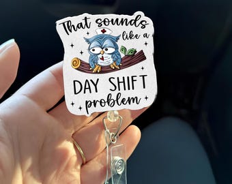 Dat klinkt als een badgehaspel met dagdienstprobleem, badgehaspel voor nachtdienstverpleegkundige, grappige verpleegkundige acryl ID-houder, riem of krokodillenklem