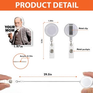 Puede incluir: Un carrete retr&aacute;ctil para placa con una carcasa de pl&aacute;stico transparente, clip met&aacute;lico y pasador met&aacute;lico. El carrete mide 8,1 cm de largo y 3,2 cm de ancho. La imagen incluye una pegatina de un hombre con el texto "YOUR MOM".