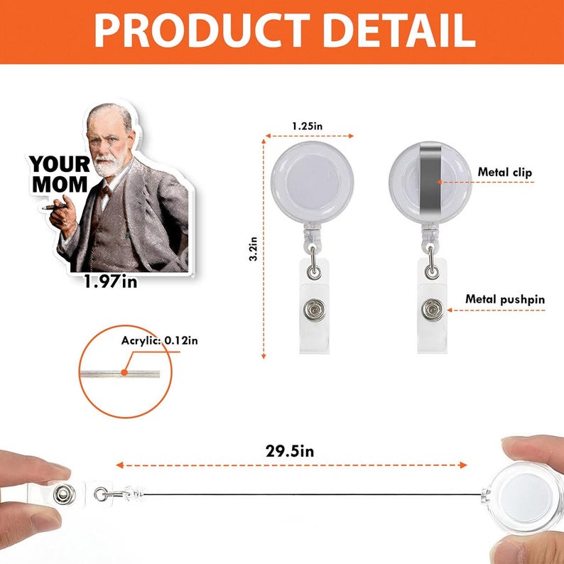 Puede incluir: Un carrete retr&aacute;ctil para placa con una carcasa de pl&aacute;stico transparente, clip met&aacute;lico y pasador met&aacute;lico. El carrete mide 8,1 cm de largo y 3,2 cm de ancho. La imagen incluye una pegatina de un hombre con el texto "YOUR MOM".