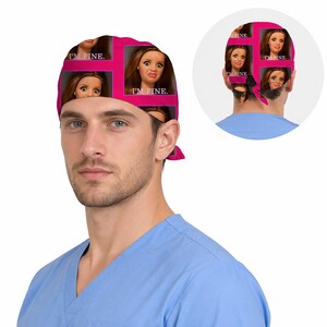 Peut inclure: Une charlotte de bloc rose avec un motif graphique r&eacute;p&eacute;titif repr&eacute;sentant un visage de poup&eacute;e aux cheveux bruns et le texte I'M FINE. Le design comprend plusieurs cadres carr&eacute;s montrant la poup&eacute;e avec une expression contrari&eacute;e sur fond rose.