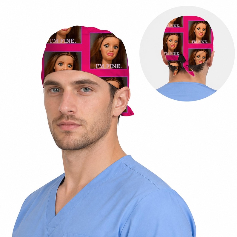 Peut inclure: Une charlotte de bloc rose avec un motif graphique r&eacute;p&eacute;titif repr&eacute;sentant un visage de poup&eacute;e aux cheveux bruns et le texte I'M FINE. Le design comprend plusieurs cadres carr&eacute;s montrant la poup&eacute;e avec une expression contrari&eacute;e sur fond rose.