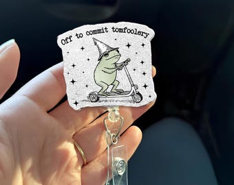 Carrete de insignia de rana divertida / Portatarjetas de identificación "A hacer tonterías" / Lindo clip de insignia de rana scooter / Insignia de oficina de enfermera y maestra / Regalo para amantes de las ranas