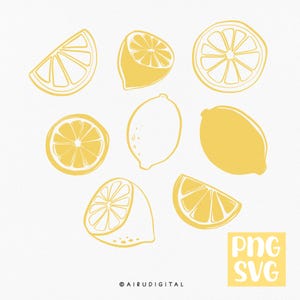 Op de afbeelding: Een verzameling gele citroenillustraties in verschillende vormen, waaronder hele citroenen, halve citroenen en schijfjes. De illustraties hebben een handgetekende stijl met een witte achtergrond. De tekst "PNG SVG" is ook aanwezig.