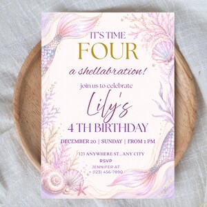Può includere: Un biglietto d'invito di compleanno rettangolare con illustrazioni ad acquerello di code di sirena, conchiglie e coralli nei toni del rosa e del viola. Il testo recita: IT'S TIME FOUR a shellabration! join us to celebrate Lily's 4 TH BIRTHDAY.