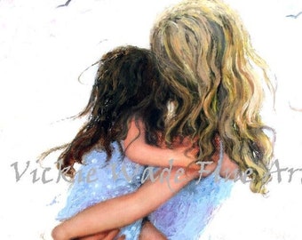 Moeder en dochter knuffelen Art Print, moederdagcadeau, moedercadeau, blonde moeder brunette dochter, engel dochter, Vickie Wade Art