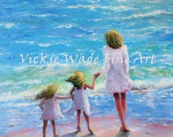 Moeder twee dochters Beach Art Print, moeder, twee meisjes, blonde strandzusters, twee zussen, meisjes wandelen, zandstrand, liefdevol, Vickie Wade Art