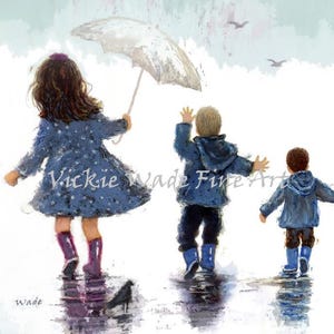 Op de afbeelding: Drie kinderen, een meisje en twee jongens, lopen door een plas op een regenachtige dag. Het meisje houdt een witte paraplu boven haar hoofd en de jongens hebben hun armen uitgestrekt. De kinderen dragen blauwe jassen en regenlaarzen. De grond is nat en er is een kleine vogel in de plas.