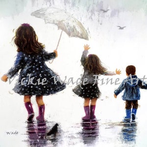 Op de afbeelding: Een impressionistisch schilderij toont drie kinderen die in de regen spelen. Twee meisjes in polkadotjurken en paarse laarzen dansen, een houdt een witte paraplu vast. Een jongen in een blauwe jas en laarzen volgt. Het kunstwerk is gesigneerd "Vickie Wade Fine Art."