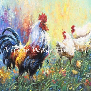 Puede incluir: Una pintura colorida de un gallo y dos gallinas en un campo de flores. El gallo es rojo, amarillo y azul, y las gallinas son blancas. El fondo es un suave azul pastel y amarillo.