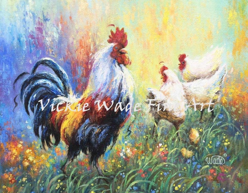 Puede incluir: Una pintura colorida de un gallo y dos gallinas en un campo de flores. El gallo es rojo, amarillo y azul, y las gallinas son blancas. El fondo es un suave azul pastel y amarillo.