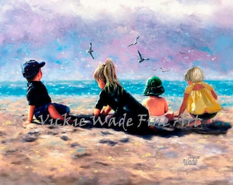 Vier De Afdrukken van de Kunst van kinderen van het strand, twee meisjes twee jongens, twee zonen twee dochters, twee zusters twee broers, die op strandbeschietingen zitten, Vickie Wade