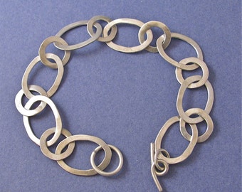 Sterling silver chain link bracelet of alternating oval and round links