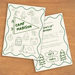 Könnte beinhalten: Zwei cremefarbene Geburtstagseinladungen zum Thema Camping mit grünen Umrisszeichnungen. Auf einer Einladung steht "Camp Madison" und sie zeigt Camping-Symbole. Die zweite Einladung lautet "Sohns 10. Geburtstag" mit Party-Details.