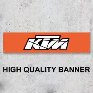 Puede incluir: Bandera naranja con el logotipo KTM blanco. El texto HIGH QUALITY BANNER está debajo del logotipo.