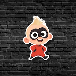 Può includere: Un adesivo raffigurante un personaggio dei cartoni animati con una maschera nera, capelli biondi e un vestito rosso. Il personaggio sorride e sembra correre. Sfondo di muro di mattoni neri.