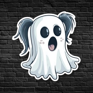 Peut inclure: Un fantôme de dessin animé blanc avec deux couettes, une expression surprise et la bouche ouverte. Le fantôme est sur un fond de briques gris foncé.