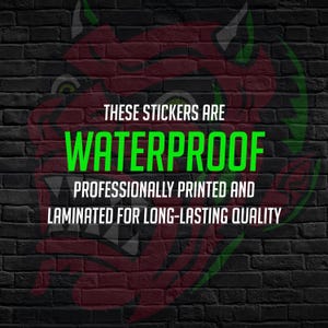 Pu&ograve; includere: Immagine di un muro di mattoni con una grafica rossa e verde di un bulldog. Il testo nell'immagine recita: "Questi adesivi sono impermeabili. Stampati professionalmente e laminati per una qualit&agrave; duratura."