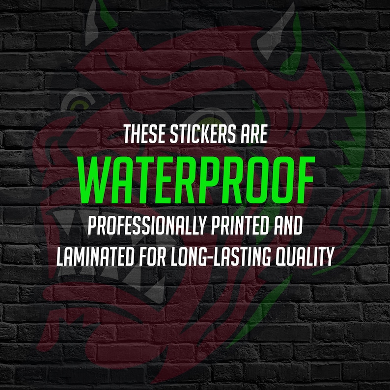 Pu&ograve; includere: Immagine di un muro di mattoni con una grafica rossa e verde di un bulldog. Il testo nell'immagine recita: "Questi adesivi sono impermeabili. Stampati professionalmente e laminati per una qualit&agrave; duratura."