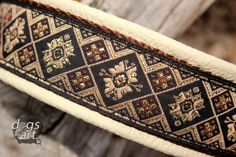 Puede incluir: Primer plano de un collar de perro de cuero negro con ribete de tela con estampado marr&oacute;n y dorado. La tela tiene un dise&ntilde;o geom&eacute;trico con peque&ntilde;as flores.