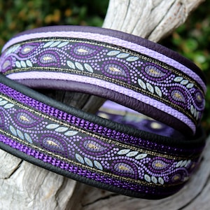 Lila hundhalsband i läder, blommigt, löv, ranka, finns med namn, designa ditt eget hundhalsband