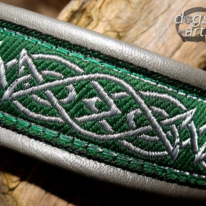 Puede incluir: Primer plano de un collar para perro verde y plateado con un diseño de nudo celta. El collar está hecho de cuero y tiene una hebilla plateada.