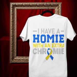 Uniseks T-shirt voor bewustzijn van het syndroom van Down. &#39;I have a Homie with a extra Chromie&#39; uniseks T-shirt ter ere van personen met het syndroom van Down.