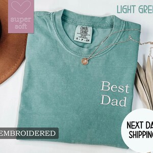 K&ouml;nnte beinhalten: Hellgr&uuml;nes T-Shirt mit dem gestickten Text "Best Dad" in Wei&szlig;. Das Shirt ist super weich und bequem.